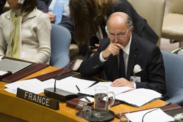 Ελληνικές θυσίες και ευρωπαϊκή βοήθεια χρειάζεται η παραμονή στο ευρώ, λέει το Παρίσι